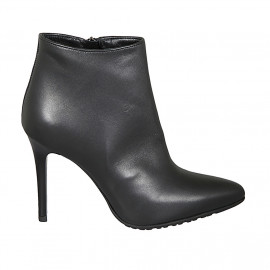 Woman's pointy ankle boot...