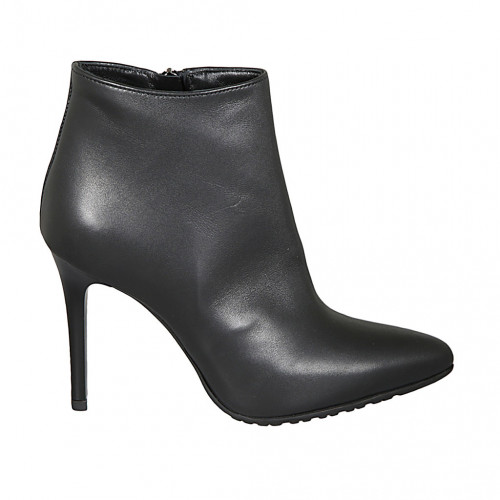 Woman's pointy ankle boot with zipper...
