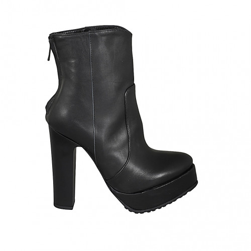 Woman's ankle boot in black leather...