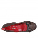 Zapato de salon con accessorio en piel marron gris pardo para mujer tacon 7 - Tallas disponibles:  42