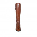 Bota para mujer con cremallera y hebilla en piel cognac y gamuza azul claro tacon 3 - Tallas disponibles:  42