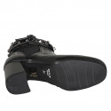 Stivaletto da donna con cerniera, cinturino con borchie ed elastico in pelle nera tacco 8 - Misure disponibili: 32, 42