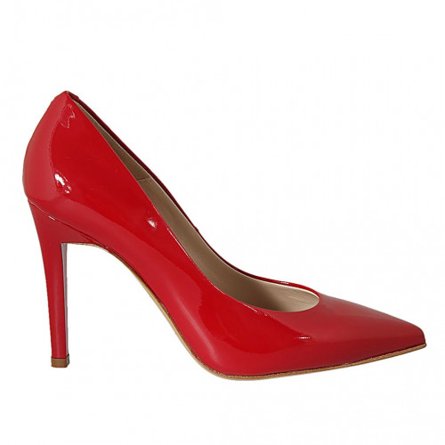 Woman's pump shoe in red patent...