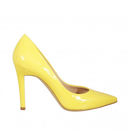 Woman's pointy pump in...