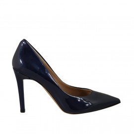 Woman's pointy pump in...