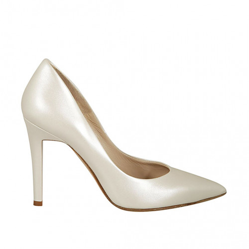 Woman's pointy pump in pearled ivory...