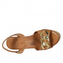 Sandalia para mujer con cinturon y cadena en piel cognac cuña 9 - Tallas disponibles:  42