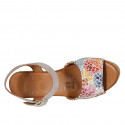 Sandalia para mujer en gamuza beis y imprimida multicolor mosaico con cinturon, plataforma y cuña 9 - Tallas disponibles:  42, 43