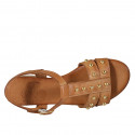 Sandale pour femmes avec goujons et courroie en cuir cognac talon 2 - Pointures disponibles:  32