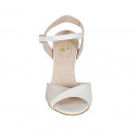 Sandalia con cinturon para mujer en piel blanca y laminada platino tacon 8 - Tallas disponibles:  42, 43