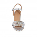 Sandalo da donna con cinturino in pelle laminata platino e argento tacco 7 - Misure disponibili: 43, 44, 45, 46