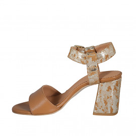 Sandalia para mujer con cinturon al tobillo en piel cognac y piel estampada camouflaje platino tacon 7 - Tallas disponibles:  42, 43, 44, 45 2