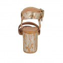 Sandalia para mujer con cinturon al tobillo en piel cognac y piel estampada camouflaje platino tacon 7 - Tallas disponibles:  42, 43, 44, 45