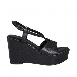 Sandalia para mujer en piel laminada negra con plataforma y cuña 9 - Tallas disponibles:  42, 43, 44, 45