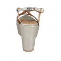 Sandalo da donna in pelle laminata platino con plateau e zeppa 9 - Misure disponibili: 42, 43, 44