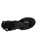 Sandalia para mujer con cierre de velcro en tejido imprimido negro cuña 7 - Tallas disponibles:  42, 43