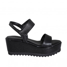 Woman's sandal in black...