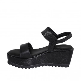 Woman's sandal in black... 2