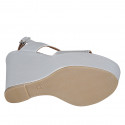 Sandalo da donna in pelle stampata laminata argento con plateau e zeppa 12 - Misure disponibili: 31, 43