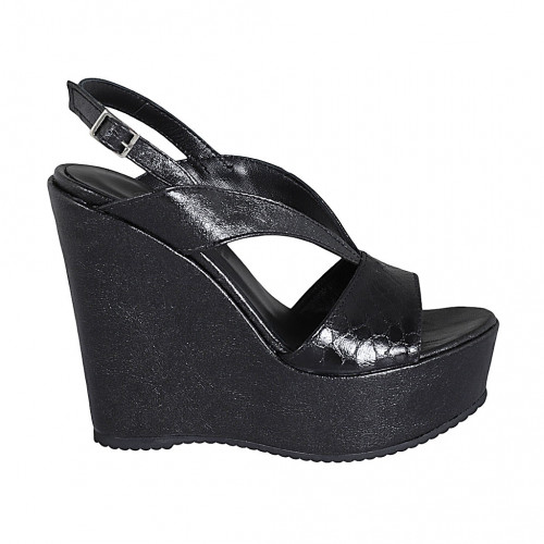 Woman's platform sandal in black...
