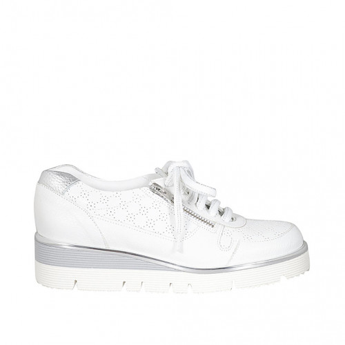 Woman's laced shoe with zippers in...