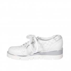 Woman's laced shoe with... 2