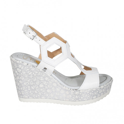 Woman's platform sandal in white...
