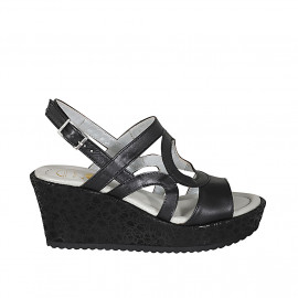 Woman's platform sandal in...