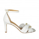 Scarpa aperta da donna con cinturino e accessorio in pelle bianca tacco 8 - Misure disponibili: 42, 43, 44, 45