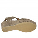 Sandalo da donna con velcro in tessuto stampato laminato taupe zeppa 6 - Misure disponibili: 42, 43, 44