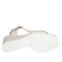Sandalia para mujer en piel nude con cinturon y accesorio cuña 6 - Tallas disponibles:  43, 44