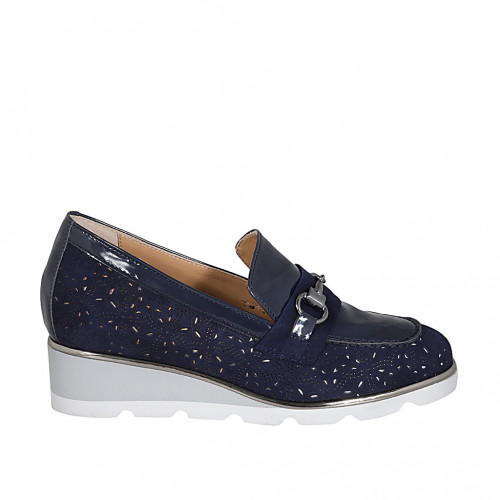 Mocasín para mujer con accesorio y plantilla extraible en gamuza perforada y charol azul cuña 4 - Tallas disponibles:  31