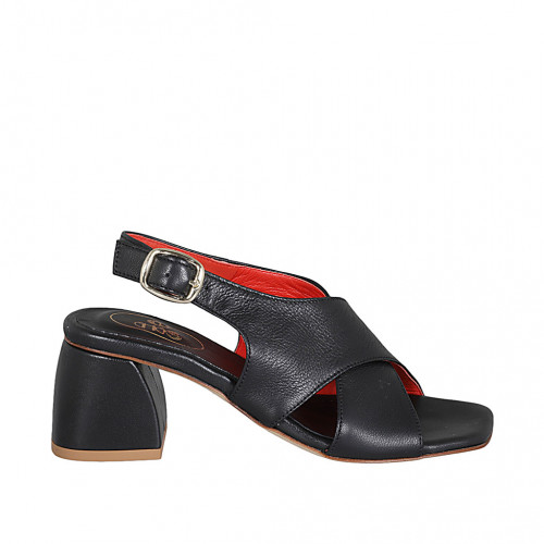 Woman's crossed sandal in black...