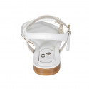 Sandalo da donna con cinturino in pelle bianca e laminata platino tacco 2 - Misure disponibili: 42, 44