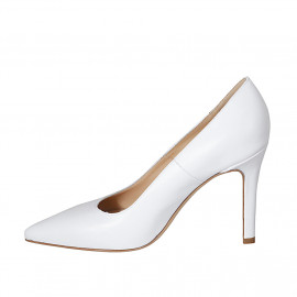 Woman's pointy pump shoe... 2