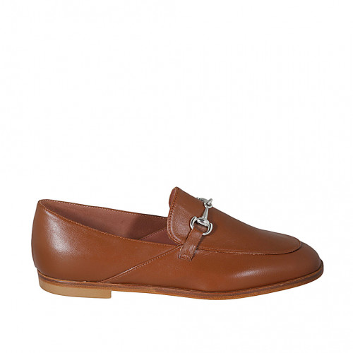 Woman's loafer with accessory in...