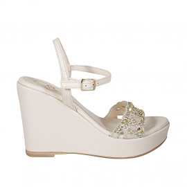 Woman's sandal in nude...