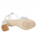 Sandalia con cinturon, estras y brillos para mujer en piel blanca tacon 7 - Tallas disponibles:  42, 44, 45, 46