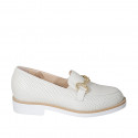 Mocasín para mujer con accesorio y elasticos en piel y piel perforada blanco nata tacon 3 - Tallas disponibles:  45