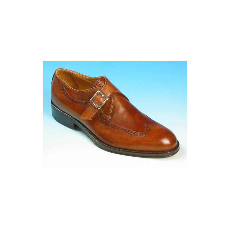 Zapato elegante para hombre con hebilla y decoraciones a punta de ala en piel cognac - Tallas disponibles:  53
