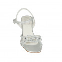 Sandalia con cinturon y estras para mujer en piel laminada plateada tacon 8 - Tallas disponibles:  46
