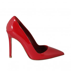 Woman's pump shoe in red...