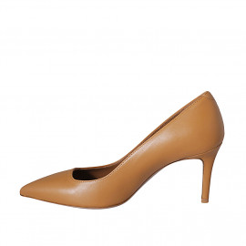 Woman's pointy pump shoe... 2