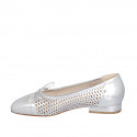 Zapato de salon con moño para mujer en piel y piel perforada laminada plateada tacon 2 - Tallas disponibles:  33