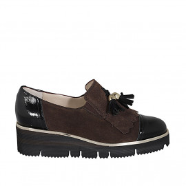Mocassin pour femmes avec elastiques, glands et franges en daim marron et cuir verni noir talon compensé 4 - Pointures disponibles:  45, 46
