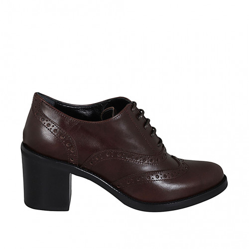 Scarpa Oxford stringata da donna in pelle marrone con decorazione a coda di rondine tacco 7 - Misure disponibili: 32