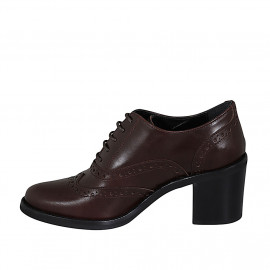 Woman's laced Oxford shoe... 2
