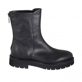Woman's ankle boot in black...