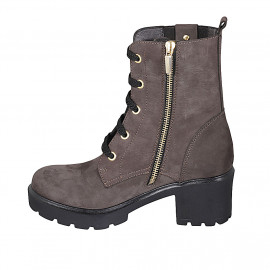 Stivaletto stringato da donna con cerniera, elastico e borchie in nabuk marrone tacco 6 - Misure disponibili: 42, 43, 44 2