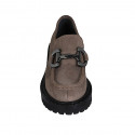 Mocassino da donna con accessorio in camoscio grigio tortora tacco 3 - Misure disponibili: 32, 33, 44, 45